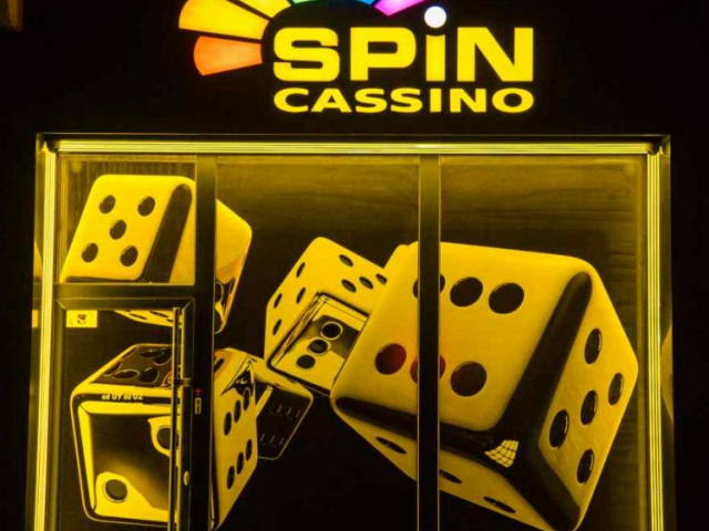 Spoljašnost Spin kazina ukrapena žutim neon svetlima