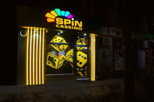 Spoljašnost Spin kazina ukrašena žurim neon svetlima