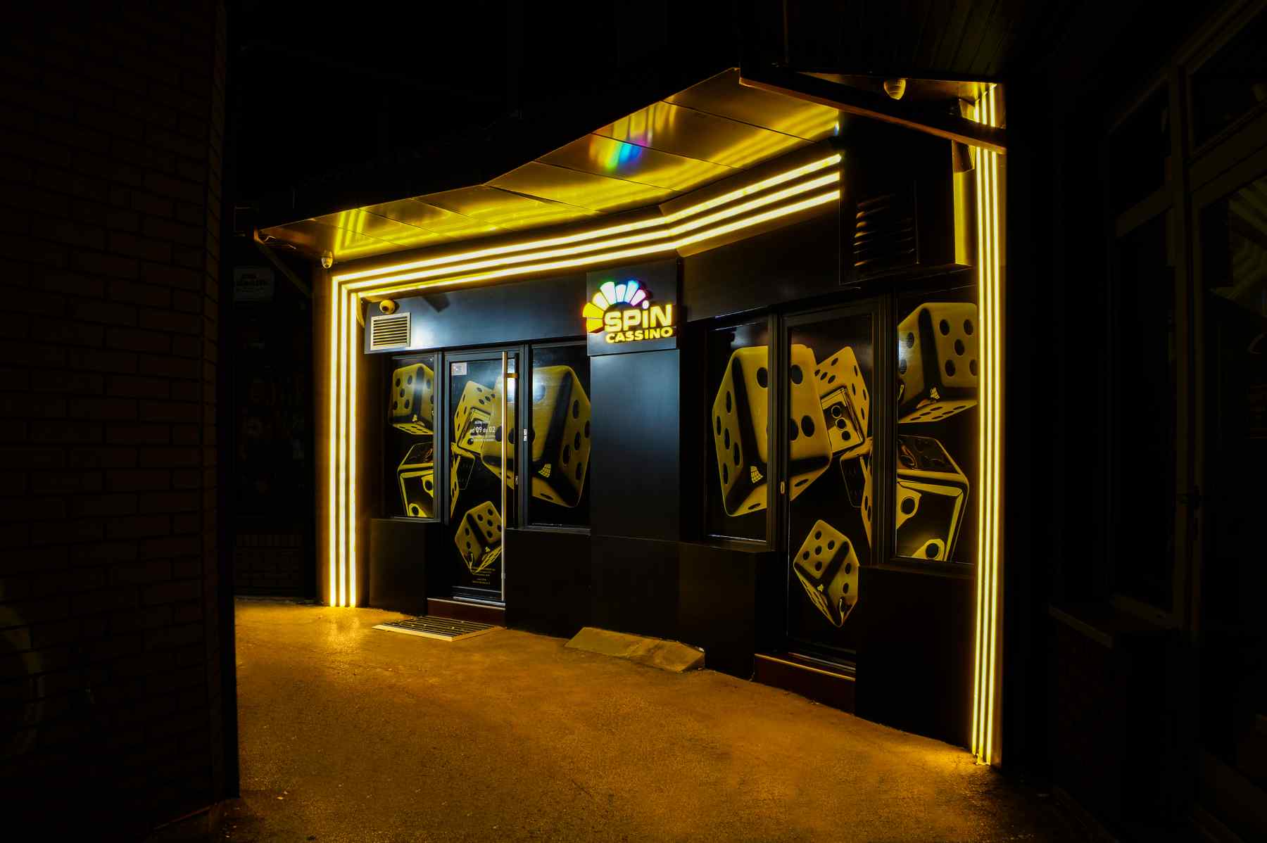 Prolaz koji vodi do lokala Spin kazina na Bulevaru Nemanjića broj 4 koji je ukrašen u žuto-crnim nijansama