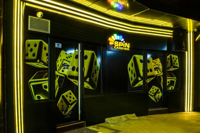Pogled na lokal Spin kazina na Bulevaru Nemanjića broj 4 koji je ukrašen u žuto-crnim nijansama