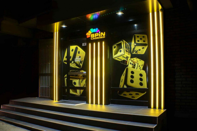 Spoljašnost Spin kazina ukrašena žutim led svetlima