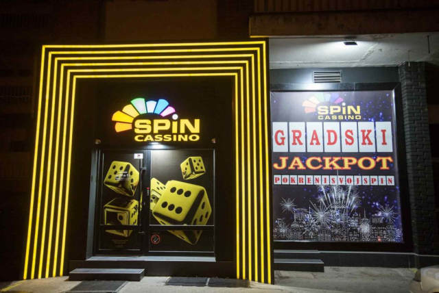 Spin kazino ukrašen žutim neon svetlima u ulici Despota Đurđa broj 2, u naselju Durlan